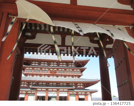 薬師寺　中門と金堂 136417725
