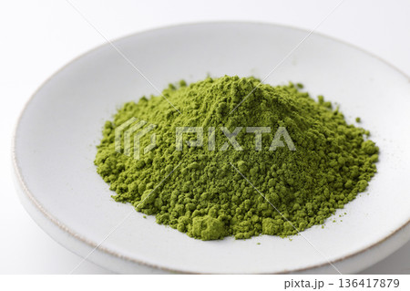 白背景に映える鮮やかな緑色の日本産抹茶 136417879