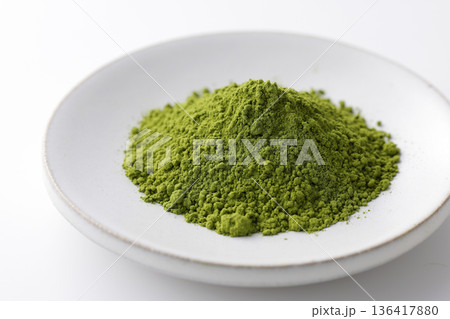 白背景に映える鮮やかな緑色の日本産抹茶 136417880