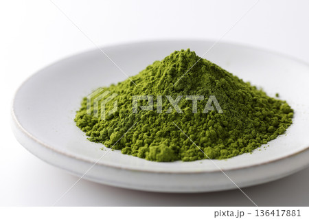 白背景に映える鮮やかな緑色の日本産抹茶 136417881