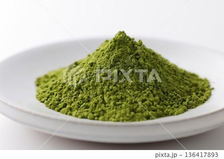 白背景に映える鮮やかな緑色の日本産抹茶 136417893