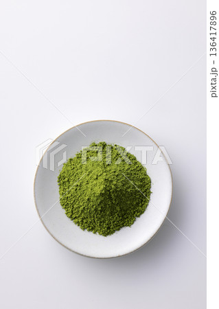 白背景に映える鮮やかな緑色の日本産抹茶 136417896