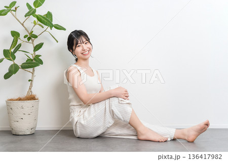 フローリングに座る笑顔の美しいアジア人女性(美容・ダイエット・脱毛) フローリングに座る笑顔の美しいアジア人女性(美容・ダイエット・脱毛) 136417982