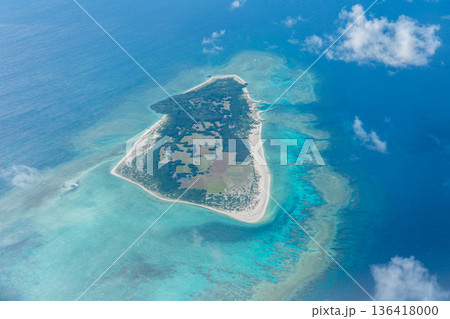 水納島上空(沖縄県多良間村) 136418000