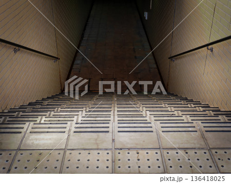 古い地下道の下り階段 古い地下道の下り階段 136418025