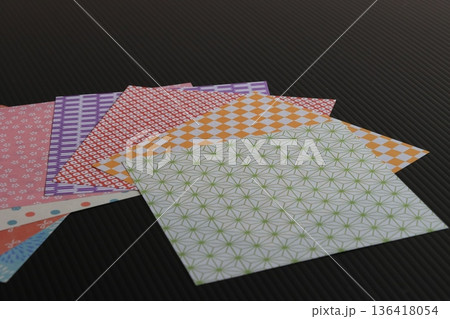 カラフルな千代紙　色とりどりの折り紙 136418054