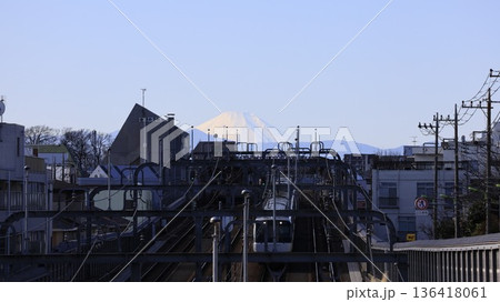 世田谷区立の公園「代田富士356広場」から見た富士山と小田急の特急ロマンスカー（上り電車） 136418061