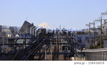 世田谷区立の公園「代田富士356広場」から見た富士山と小田急の電車 世田谷区立の公園「代田富士356広場」から見た富士山と小田急の電車 136418078
