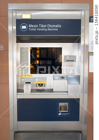 ジャカルタMRT 駅構内の券売機 136418090