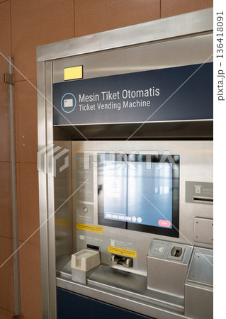ジャカルタMRT 駅構内の券売機 ジャカルタMRT 駅構内の券売機 136418091