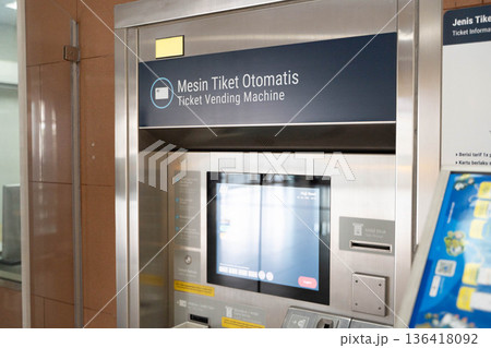 ジャカルタMRT 駅構内の券売機 ジャカルタMRT 駅構内の券売機 136418092