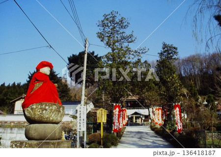 秩父札所・野坂寺の参道とお地蔵様｜埼玉県秩父市の春風景（フィルム写真） 136418187