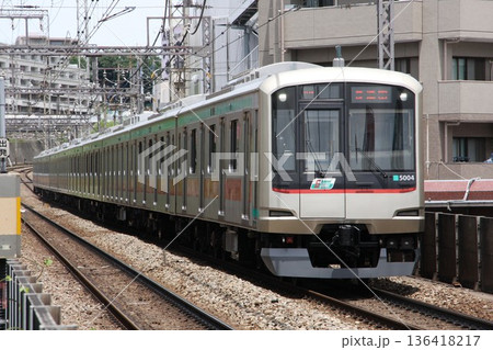 201506　東急電鉄　5000系　5004　6DOORS　田園都市線　あざみ野 136418217