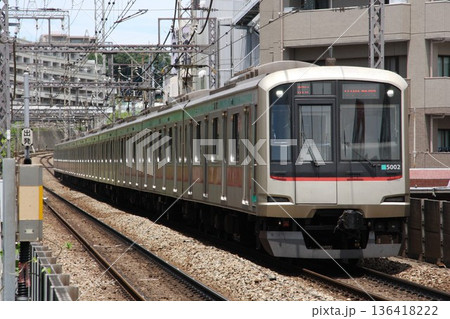 201506 東急電鉄 5000系 5002 田園都市線 あざみ野 201506 東急電鉄 5000系 5002 田園都市線 あざみ野 136418222