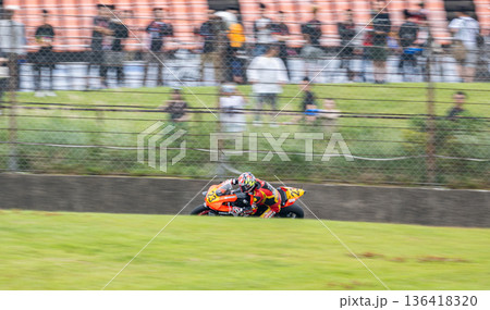 観客席を背景にした臨場感あるレースシーン 136418320