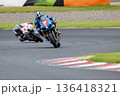 コーナーで競り合う2台のバイクレーサー 136418321