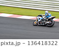 サーキットを走るバイクレーサーの流し撮り・スピード感あるコーナリングシーン 136418322