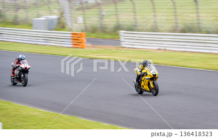 サーキットを走る2台のバイクレーサー・追走するレースシーンの流し撮り サーキットを走る2台のバイクレーサー・追走するレースシーンの流し撮り 136418323