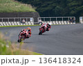 コーナーを攻める2台のバイクレーサー・接近戦のモータースポーツシーン 136418324