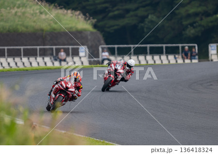 コーナーを攻める2台のバイクレーサー・接近戦のモータースポーツシーン 136418324