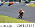 先頭を走るバイクレーサーと追走するマシン・サーキットのレースシーン 136418325