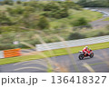 流し撮りで捉えたサーキットを疾走するバイクレーサー・スピード感あるレースシーン 136418327