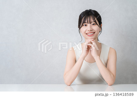 タンクトップ姿の若いアジア人女性(美容,ビューティ,メイク,スキンケア) タンクトップ姿の若いアジア人女性(美容,ビューティ,メイク,スキンケア) 136418589