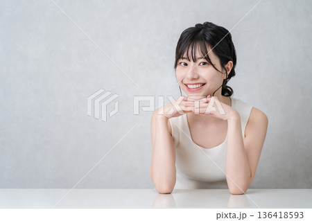 タンクトップ姿の若いアジア人女性（美容,ビューティ,メイク,スキンケア） 136418593