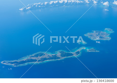 伊是名島伊平屋島上空 136418600