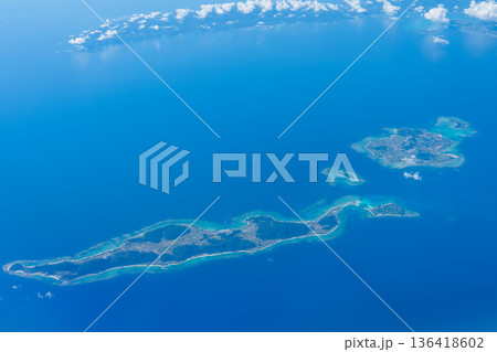 伊是名島伊平屋島上空 136418602