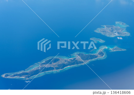 伊是名島伊平屋島上空 伊是名島伊平屋島上空 136418606