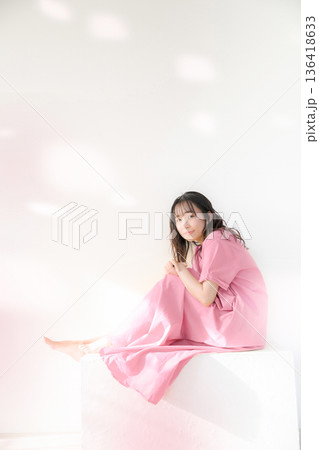 ピンク色の美容やビューティー春の桜や幸せの女性イメージ 全身カメラ目線 ピンク色の美容やビューティー春の桜や幸せの女性イメージ 全身カメラ目線 136418633