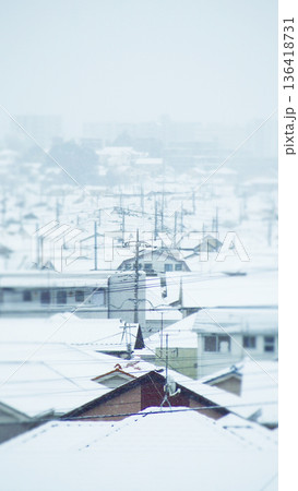 いちめん雪の積もった街並み いちめん雪の積もった街並み 136418731
