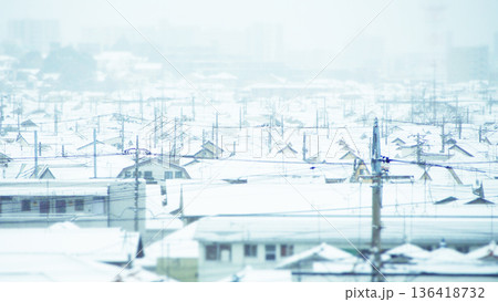 いちめん雪の積もった街並み いちめん雪の積もった街並み 136418732