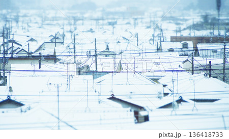 いちめん雪の積もった街並み 136418733