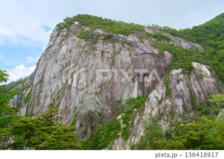 宮崎県の大崩山、下ワク塚から望む小積ダキの岩壁 136418917