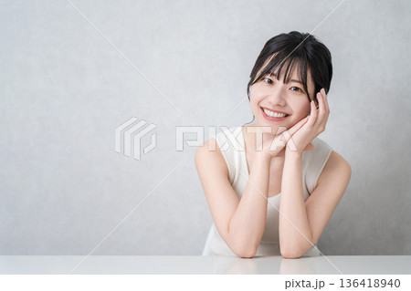 タンクトップ姿の若いアジア人女性(美容,ビューティ,メイク,スキンケア) タンクトップ姿の若いアジア人女性(美容,ビューティ,メイク,スキンケア) 136418940