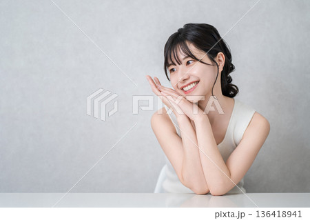 タンクトップ姿の若いアジア人女性(美容,ビューティ,メイク,スキンケア) タンクトップ姿の若いアジア人女性(美容,ビューティ,メイク,スキンケア) 136418941