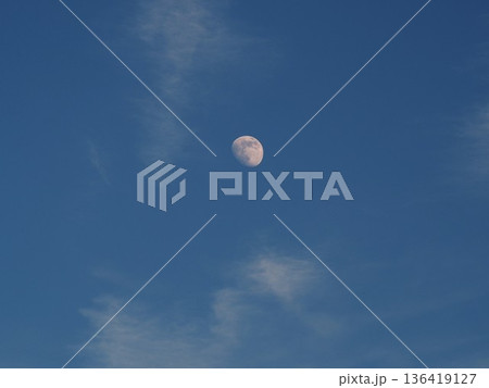 青空と白い雲と白い月 青空と白い雲と白い月 136419127