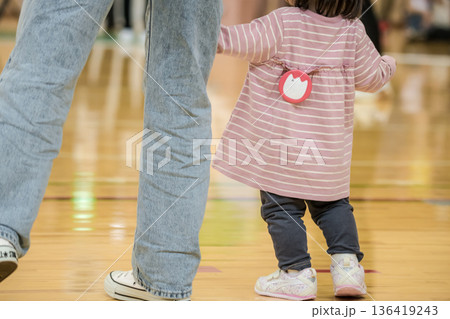 【保育園の運動会 ママと一緒】 【保育園の運動会 ママと一緒】 136419243