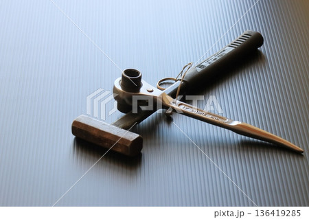 両口ラチェットレンチとハンマー　シノとハンマー　とび職の道具 136419285