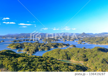 長崎県佐世保市　展海峰展望台からの九十九島の島々の眺望 136419287