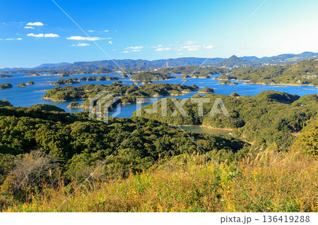 長崎県佐世保市　展海峰展望台からの九十九島の島々の眺望 136419288