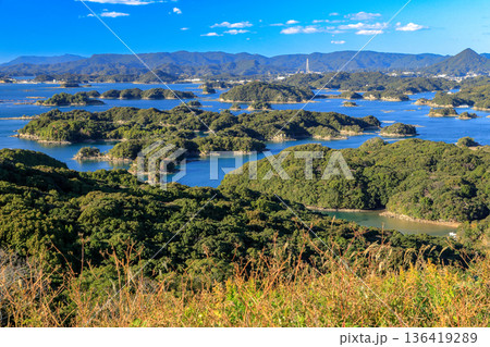 長崎県佐世保市　展海峰展望台からの九十九島の島々の眺望 136419289