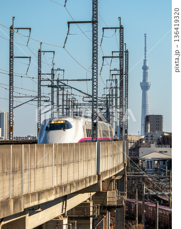 スカイツリーと新幹線 136419320