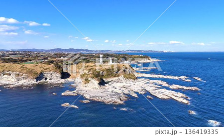 岬の風景│海を見下ろす灯台と無線塔│爽やかな晴天と水平線 岬の風景│海を見下ろす灯台と無線塔│爽やかな晴天と水平線 136419335