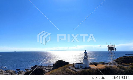 三浦半島のシンボル│劔崎灯台の全景と岩場の海岸線│関東の景勝地 136419336