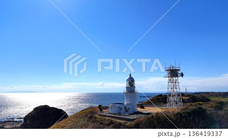 海面の輝きと白い灯台│太陽に照らされた三浦の海│希望を感じる風景 海面の輝きと白い灯台│太陽に照らされた三浦の海│希望を感じる風景 136419337