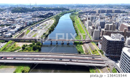 横浜の交通網│東急東横線の鉄橋と大綱橋の交差│鶴見川の空撮 136419344