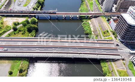 横浜の空撮風景│快晴の鶴見川と東急東横線が走る街並み│港北区綱島エリア 横浜の空撮風景│快晴の鶴見川と東急東横線が走る街並み│港北区綱島エリア 136419348